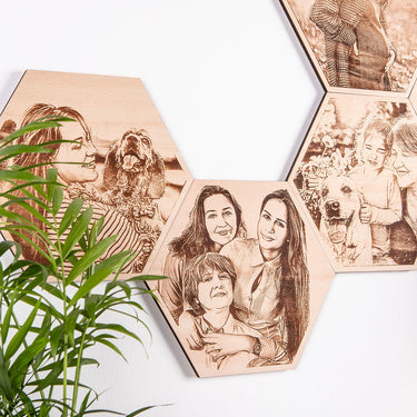 Træ-hexagon med gravering af foto (18 x 21 cm)